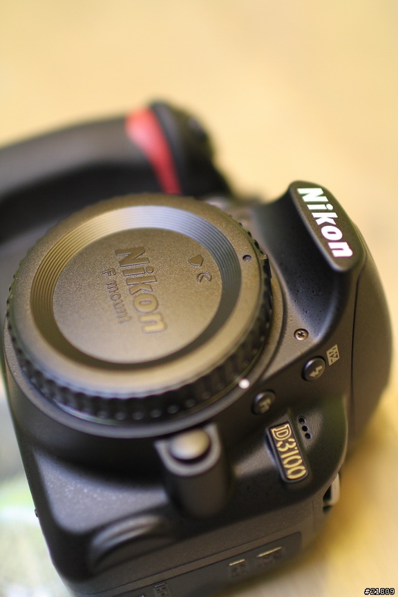 Nikon D3100 只有機身啥也沒有的開箱，加映與D3000相比