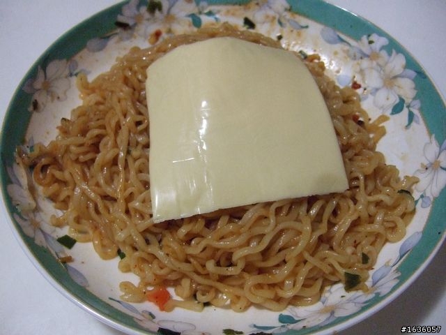 [暗黑料理] 美味棒 (附起士乾拌辛拉麵)