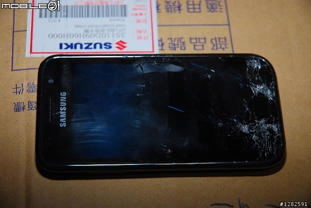 當I9000摔落地面被車輾過的模樣