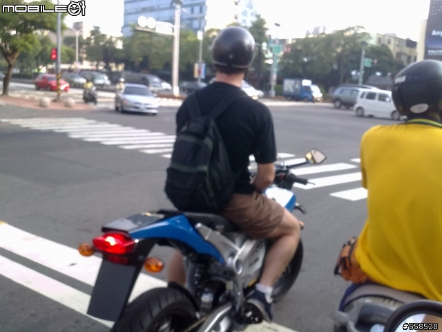 想請問這台是哪一家的電動車?