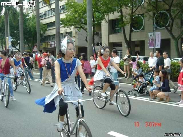 國慶花車遊行沒有正妹之有圖有真相