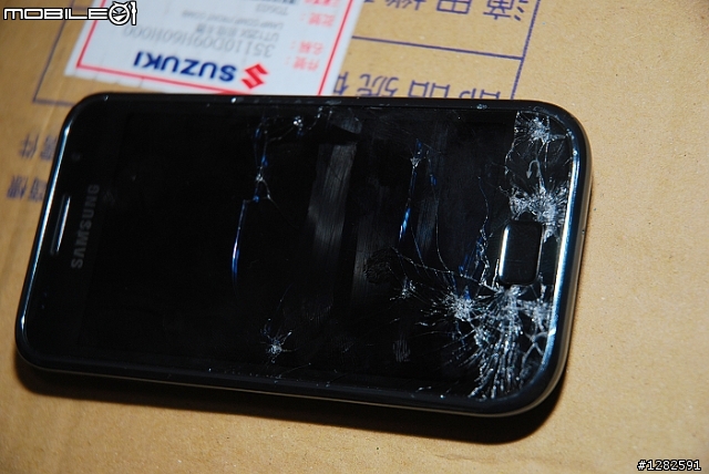 當I9000摔落地面被車輾過的模樣