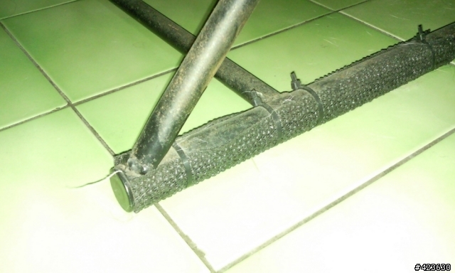 [求助]請問這種賽車椅架有辦法鎖上輪子嗎?