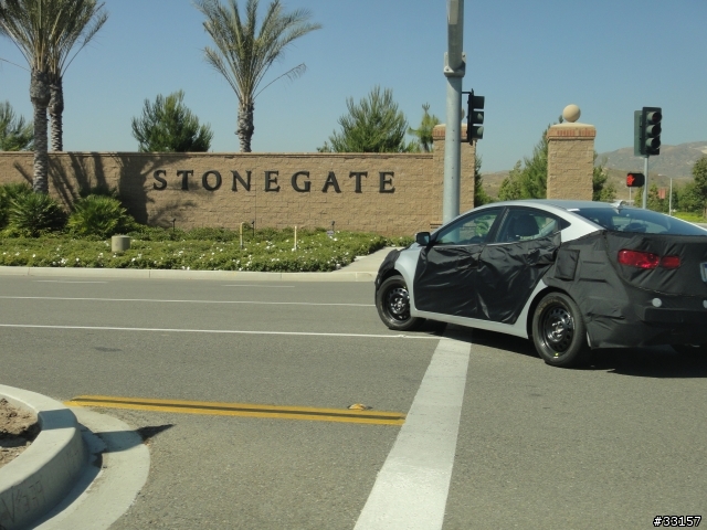 KIA的新款車?和Hyundai Elantra偽裝車