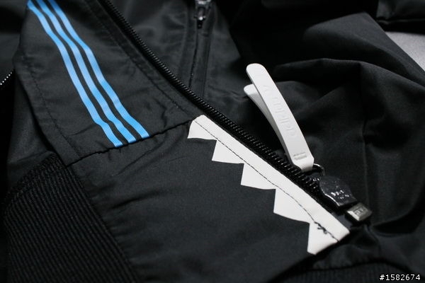 入秋了~想請問一下愛迪達這款風衣外套保不保暖?(Adidas Orginal OT 鋸齒鯊魚 Hoody 連帽防風外套)