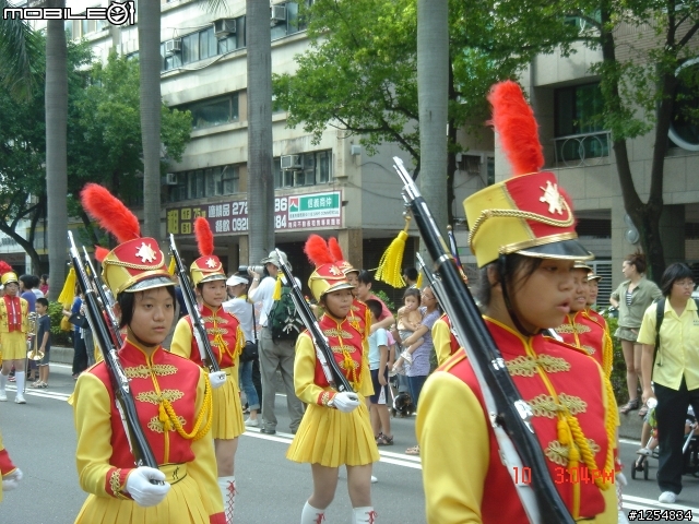 國慶花車遊行沒有正妹之有圖有真相