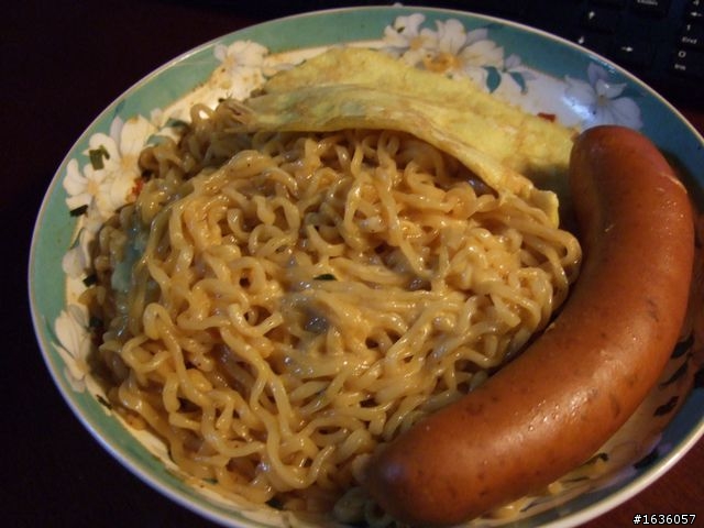 [暗黑料理] 美味棒 (附起士乾拌辛拉麵)
