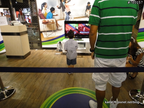 10/08 中午新光南西3館KINECT體驗巧遇愛力克司一家
