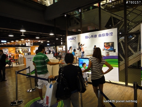 10/08 中午新光南西3館KINECT體驗巧遇愛力克司一家