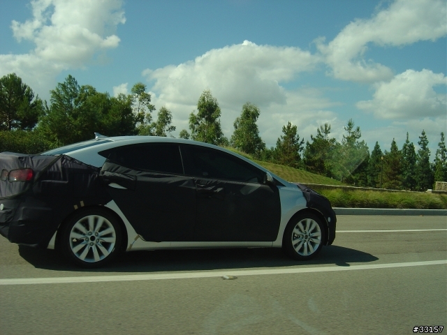 KIA的新款車?和Hyundai Elantra偽裝車
