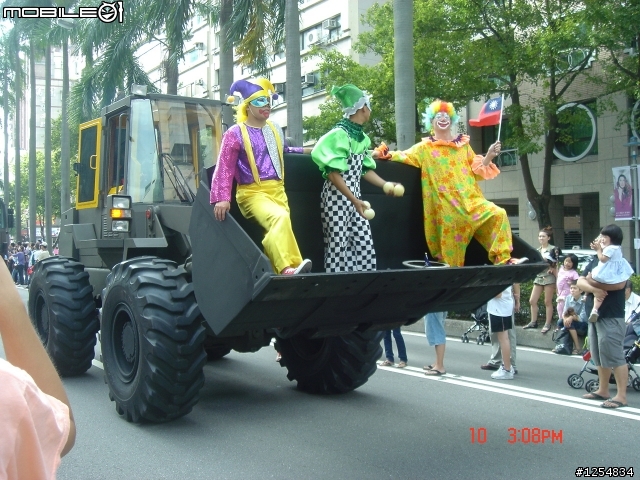 國慶花車遊行沒有正妹之有圖有真相