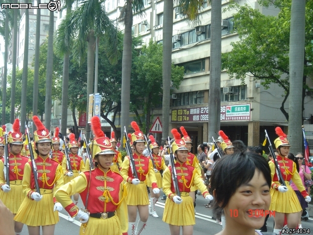國慶花車遊行沒有正妹之有圖有真相