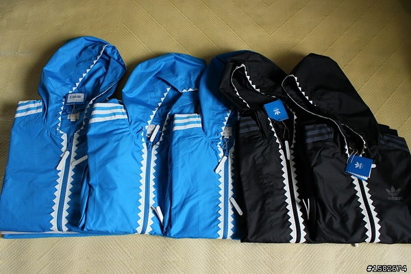 入秋了~想請問一下愛迪達這款風衣外套保不保暖?(Adidas Orginal OT 鋸齒鯊魚 Hoody 連帽防風外套)