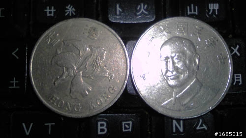 買飲料，收到港幣...