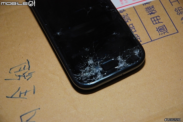 當I9000摔落地面被車輾過的模樣