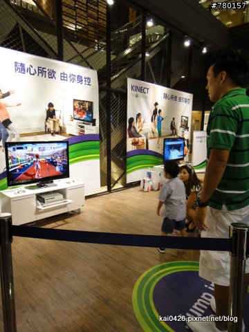 10/08 中午新光南西3館KINECT體驗巧遇愛力克司一家