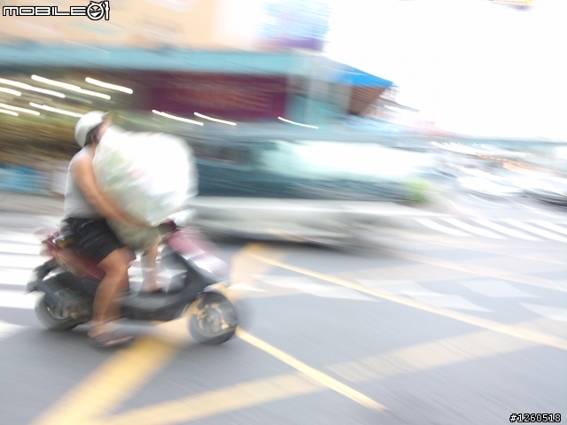 阿伯 你還看的到路嗎!?