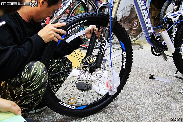 2011 GIANT Trance X2 開箱文 （圖多）2010/12/16 新增爆亮頭燈！2011/03/19 新增GARMIN EDGE 800!