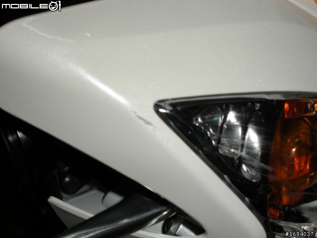 請教車燈可以用蠟修補嗎~ 傷好重QAQ