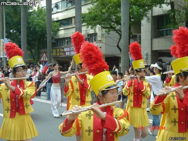 國慶花車遊行沒有正妹之有圖有真相