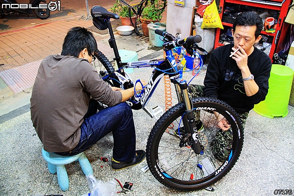 2011 GIANT Trance X2 開箱文 （圖多）2010/12/16 新增爆亮頭燈！2011/03/19 新增GARMIN EDGE 800!
