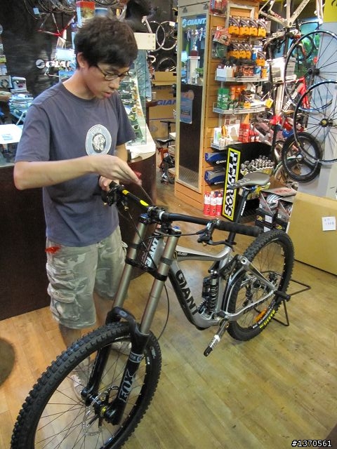 Let's  Downhill ！！   2011  GIANT  GLORY  0   開箱文