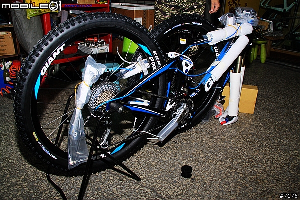 2011 GIANT Trance X2 開箱文 （圖多）2010/12/16 新增爆亮頭燈！2011/03/19 新增GARMIN EDGE 800!