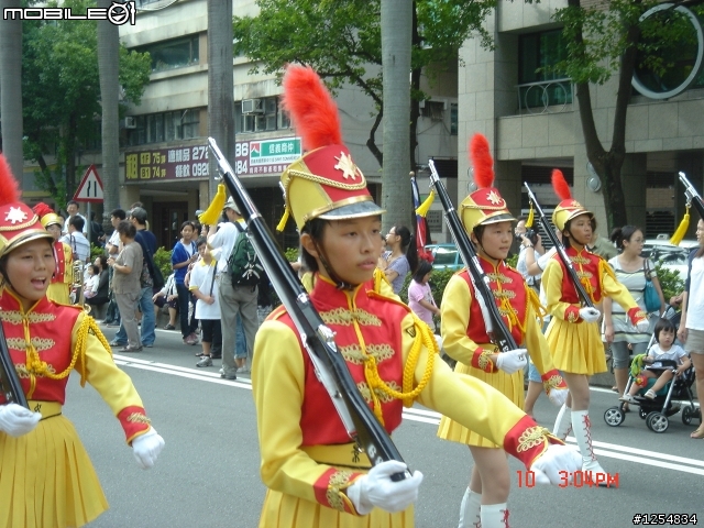 國慶花車遊行沒有正妹之有圖有真相
