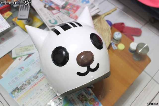收到超Cute的條碼貓安全帽