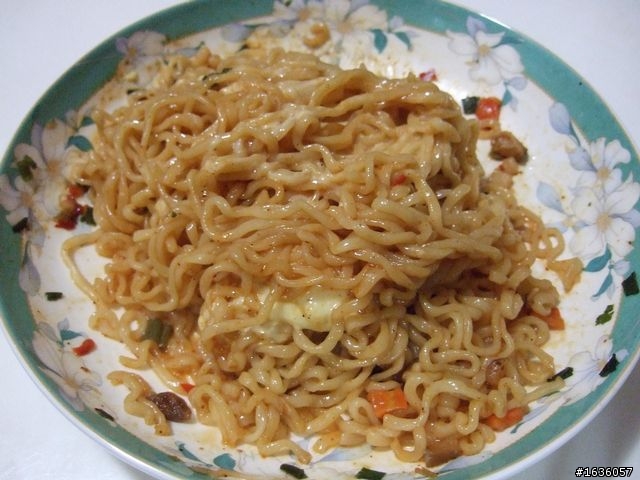 [暗黑料理] 美味棒 (附起士乾拌辛拉麵)