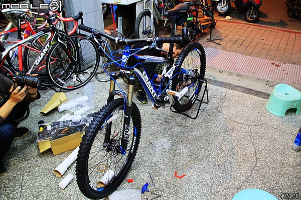 2011 GIANT Trance X2 開箱文 （圖多）2010/12/16 新增爆亮頭燈！2011/03/19 新增GARMIN EDGE 800!