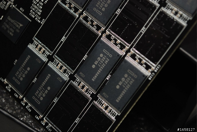 <開箱>快到連車尾燈都看不到 OCZ RevoDrive 50G PCI-E SSD