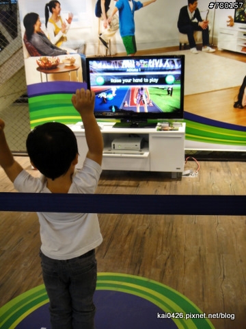 10/08 中午新光南西3館KINECT體驗巧遇愛力克司一家