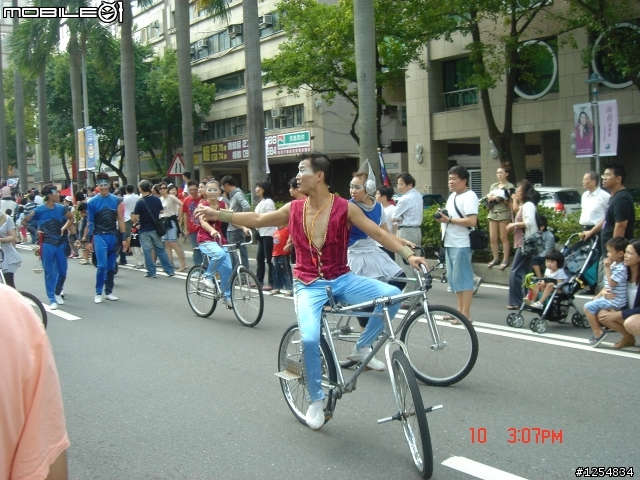 國慶花車遊行沒有正妹之有圖有真相
