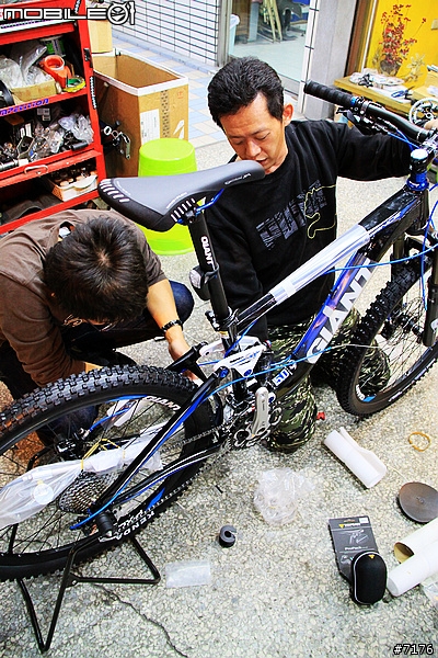 2011 GIANT Trance X2 開箱文 （圖多）2010/12/16 新增爆亮頭燈！2011/03/19 新增GARMIN EDGE 800!