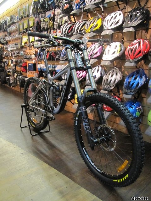 Let's  Downhill ！！   2011  GIANT  GLORY  0   開箱文