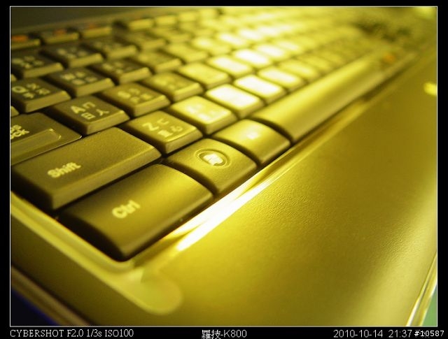 羅技無線炫光鍵盤K800-黑暗中躍動指尖的精靈