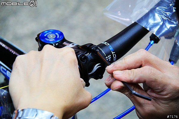 2011 GIANT Trance X2 開箱文 （圖多）2010/12/16 新增爆亮頭燈！2011/03/19 新增GARMIN EDGE 800!
