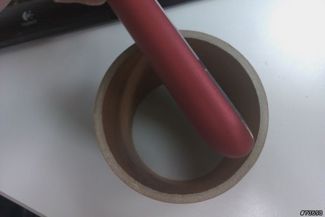 個人年度最佳綠能作品-回收廁所紙筒手機座 for HTC Legend。。