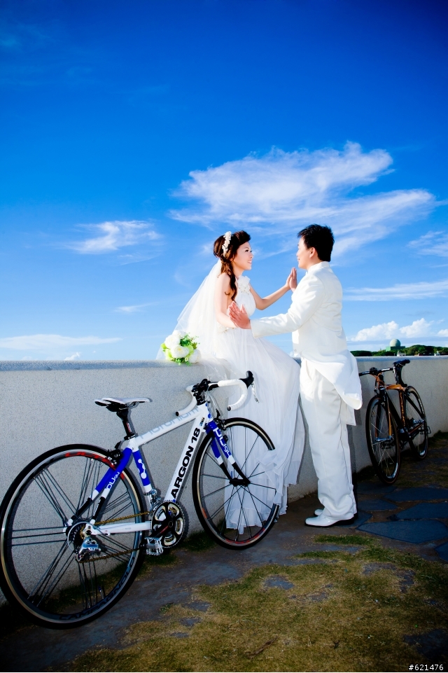 婚紗與單車的奇妙組合!!!