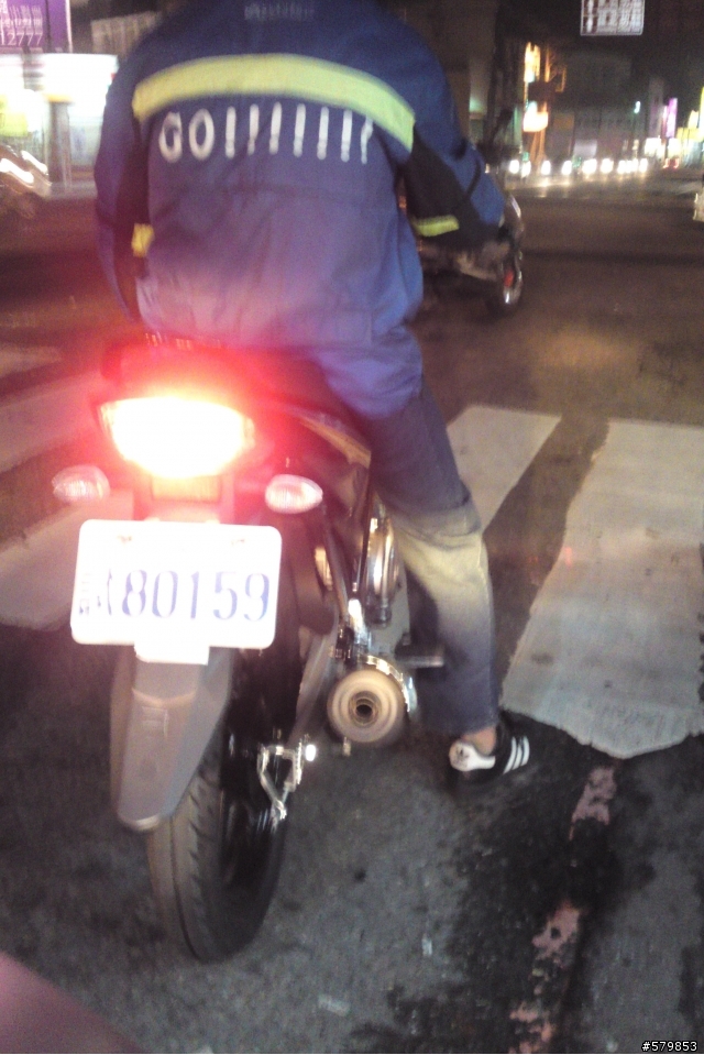 路上遇見YAMAHA 新檔車  只有一張車尾照
