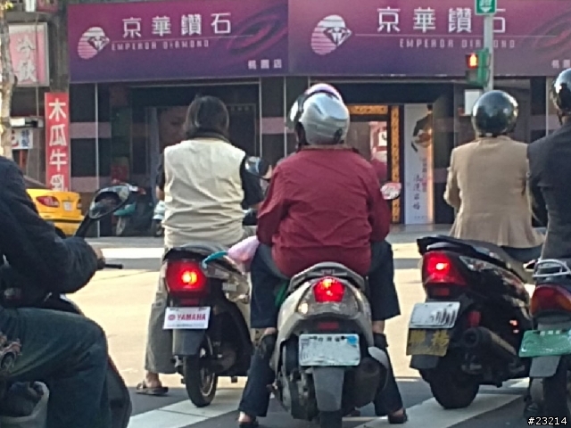 這大哥.....你的車牌.....