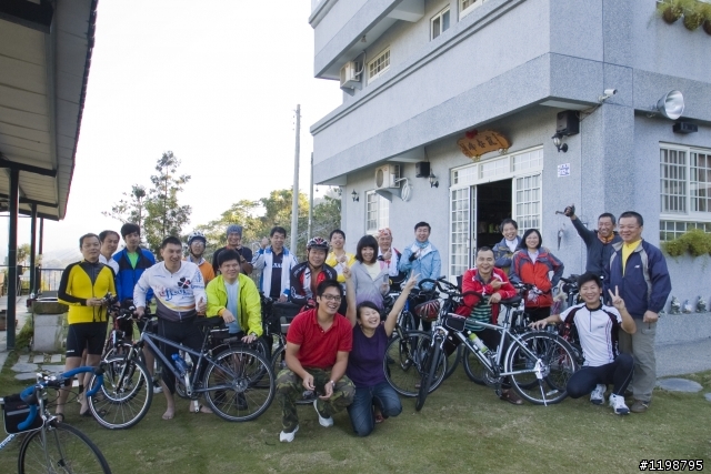台中【新社】單車二日遊...餐廳老闆超厲害  還會即興演奏薩克斯風