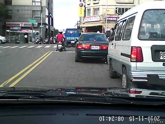 行車紀錄器拍到的丟煙蒂