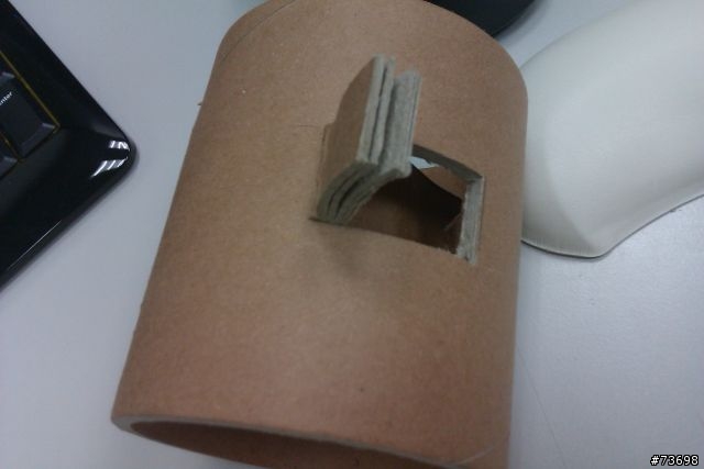 個人年度最佳綠能作品-回收廁所紙筒手機座 for HTC Legend。。