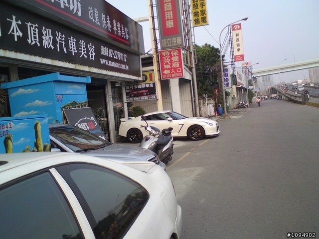 白色R35和黑色R34