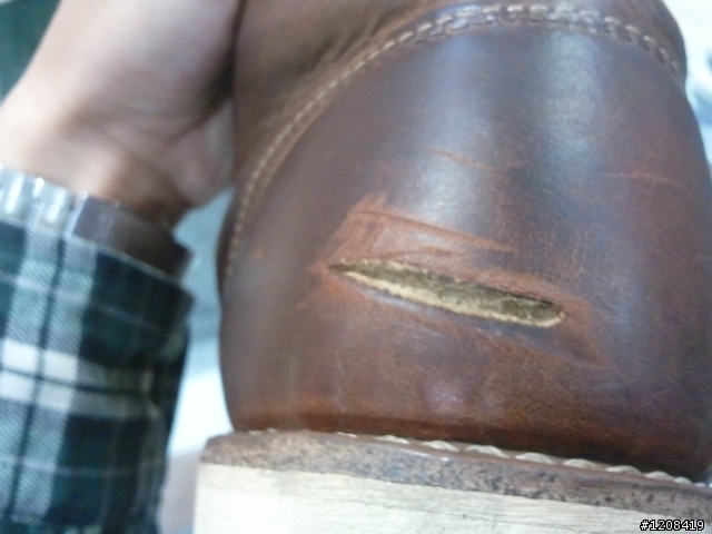 我的RED WING 9111 後跟皮革嚴重爆裂，煩請請各位靴友們指點  (已解決)