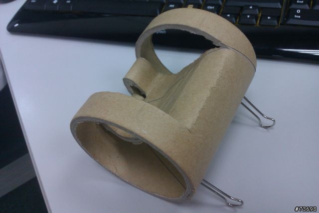 個人年度最佳綠能作品-回收廁所紙筒手機座 for HTC Legend。。