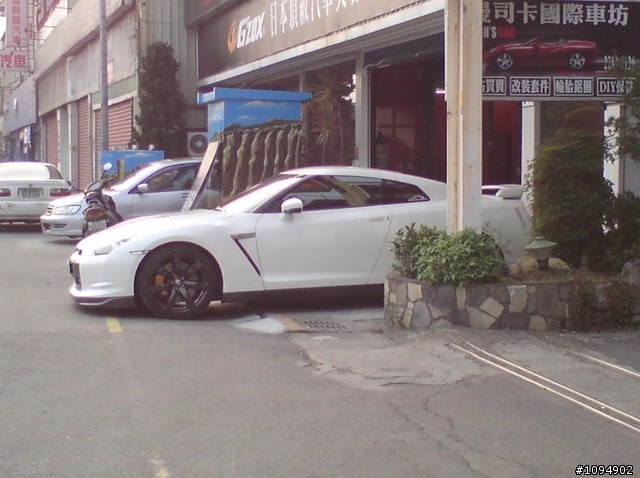 白色R35和黑色R34