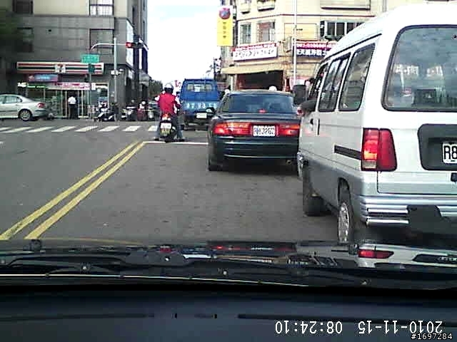 行車紀錄器拍到的丟煙蒂